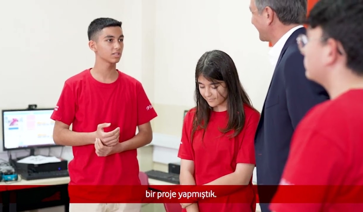 Yapay Zekâ Yıldızları Projesi’nin açılışını İzmir Buca'daki Atatürk Ortaokulu'nda gerçekleştirdik