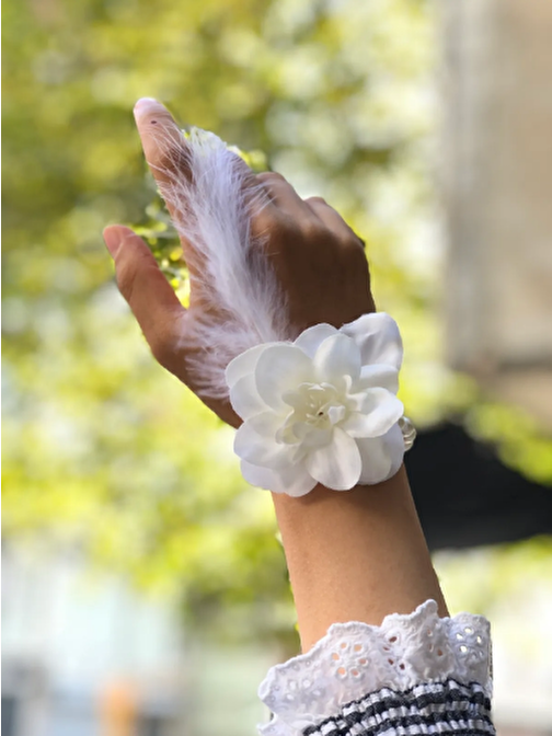 peanelife Bride to be Nedime Gelin Bilekliği Tüy ve İnci Boncuk Detaylı Beyaz Renkli Bekarlığa Veda Partisi Bilekliği 10 Adet