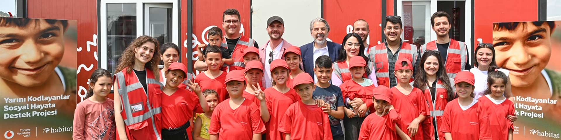 Aras Bulut Iynemli Met Children in Kahramanmaraş as Part of the "Coding Tomorrow" Project, Initiated by Vodafone Turkey Foundation